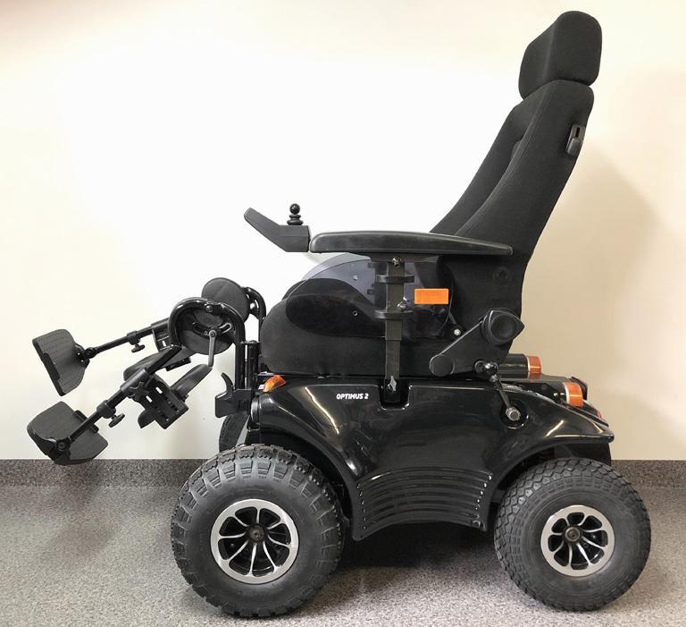 Czarny wózek inwalidzki